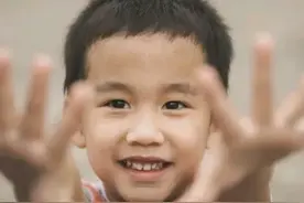 弟弟拿棍子挑衅姐姐，被姐姐一顿教训图片