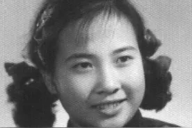 1969年开国上将在农场挑大粪，妻子掀开他的衣服，看这老头一身伤图片