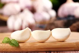 把大蒜放在耳朵里太厉害了，好多人还不知道有啥用，用过都说好图片