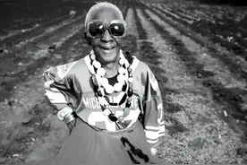 赞比亚奶奶“换装”走红图片