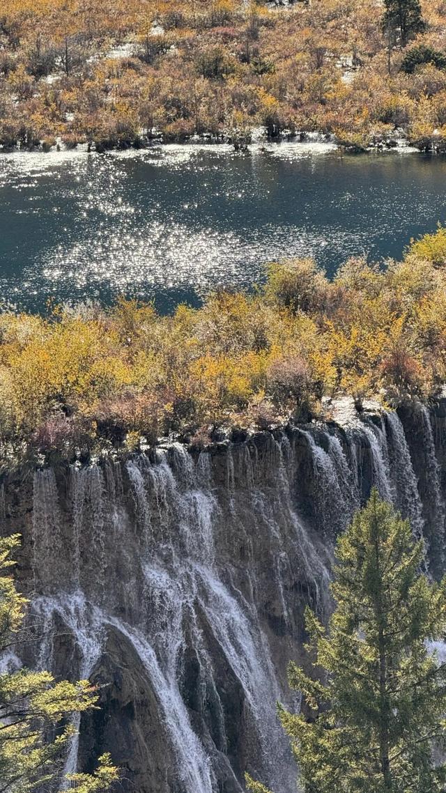 九寨沟十一月的开场，是落叶纷飞染透山川，是彩林叠翠映雪山
