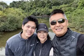 78岁夏雨携妻回香港过年，春节与周润发爬山聚会，苗侨伟夫妇也在图片