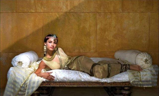 埃及艳后荒诞的人生：嫁给亲兄弟，先后勾引凯撒及其女婿和义子