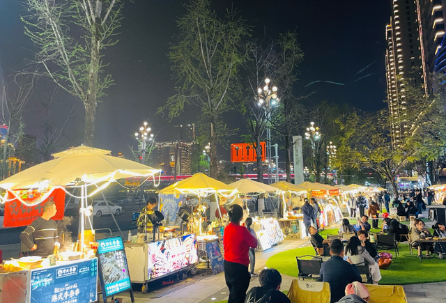 俄罗斯姑娘来中国旅游，回国发文称：中国的晚上太精彩了，别出门