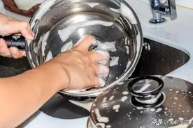 不锈钢锅的黄渍难清除？教你一招，不用任何洗涤剂，立马干净如新图片