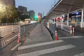 傻傻分不清！沪上地铁站外三根道，许多人许多车“走投无路”图片