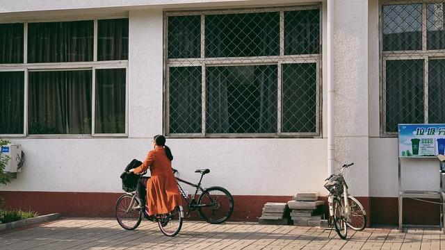 72年暴雨夜，队里的北京女知青，悄悄钻进了我的被窝
