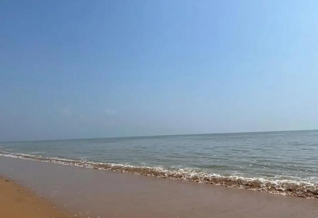 赣榆石桥小沙东海滩设置遮阳伞、增加公厕配套，并划定公共赶海区
