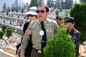 老山主攻营长臧雷，2017年在烈士园痛哭：这里的烈士99%都没后代图片