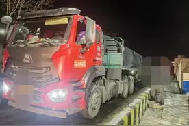 一核载49吨的大货车，实际车货总重为119.92吨，涉嫌超载，警方依法对驾驶人予以处罚图片