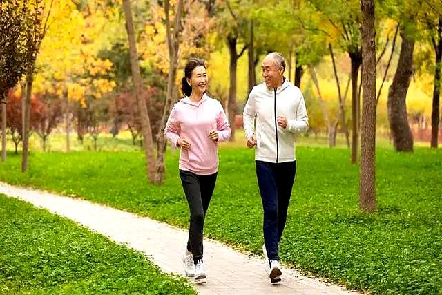 每天坚持慢跑半小时，身体迟早会给你4个“惊喜”，赶紧动起来！