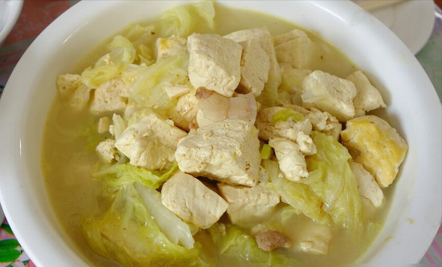 白菜炖豆腐，先炒白菜还是豆腐？大厨教你正确顺序，鲜香又入味