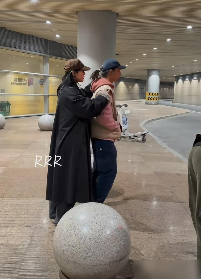 白百何携大儿子现身，17岁元宝戴耳钉扎小辫，小肉脸像前夫陈羽凡