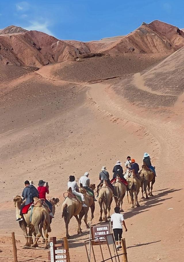 游新疆中国热极火焰山