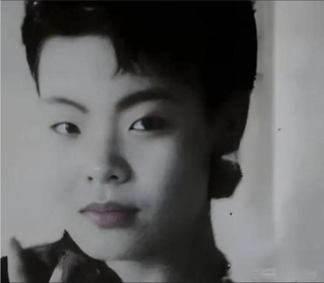 春晚爆红后，她洗完澡从23楼一跃而下，临终时最后喊了声“妈妈”