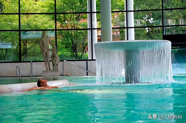 德国混浴温泉只为治病？要求一丝不挂男女混浴，男女共浴要花41欧