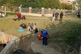 父亲为救跳桥轻生儿子身亡！儿子喊了几声爸爸后失联，母亲：希望孩子是上岸跑了图片