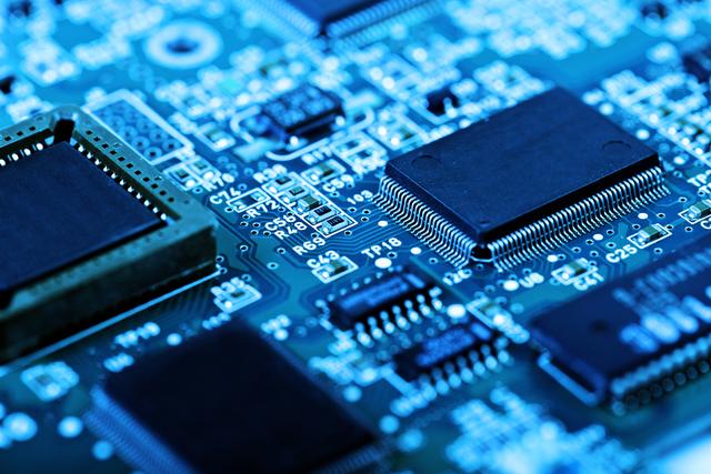 特朗普再挥关税大棒，中国2700亿商品面临300%重税，如何破局？