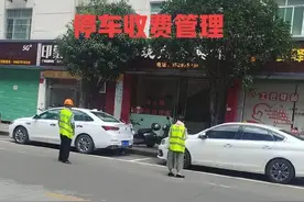 道路上划的停车位，停车该不该收费？图片