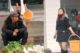 泼水驱赶卖菜老人后续：店铺信息被扒，评论区炸开了锅图片