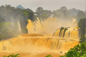 “黄金大瀑布”再现广西边境 中越德天（板约）瀑布跨境旅游合作区热度攀升图片