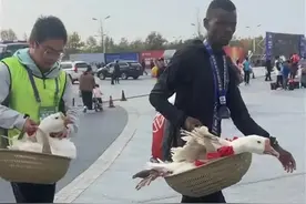 马拉松奖品活鹅带不走，被现场卖掉？组委会：这是选手们的自由图片