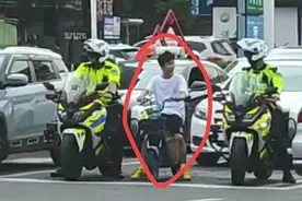 笑麻了！男子不戴头盔被三位交警围住，评论区都是人才！太搞笑图片