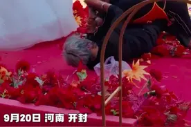 新人结婚俩老太在台上大打出手，互相扯头发，婚庆师：系当地风俗，给对方抹花脸，脸抹的越黑过得越甜图片
