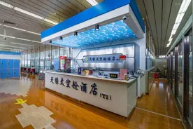 隔夜中转乌鲁木齐旅客可申请免费住宿，条件是……图片