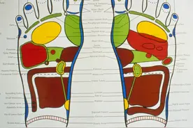 医院不敢教的睡前绝招！脚底这样按3分钟，30秒入睡不是玄学图片