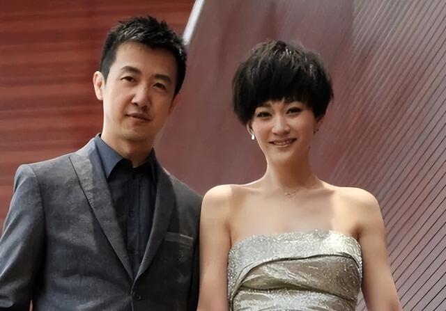 梅婷垫脚、李小冉挡灾，56岁鄢颇娶小15岁娇妻，值吗？
