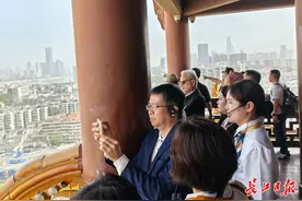 来到中国武汉看见高中课本上的黄鹤楼，越南驻华大使：年轻时的愿望实现了图片