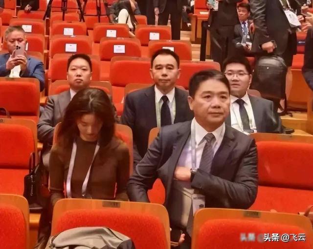 刘强东章泽天照片疑云！19岁差距成导火索？真相或许更耐人寻味