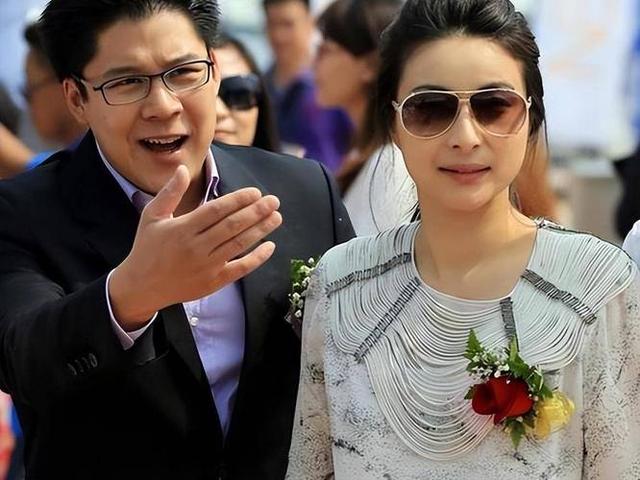 摊牌了！结婚13年，郭晶晶再次迎来喜讯，原来霍震霆当年没说错