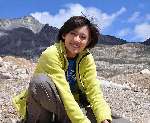 央视主持人李七月，不再被重用，38岁的她已经找到了自己的路