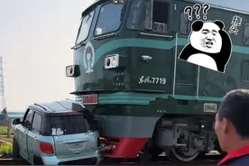 “老头乐”与火车相撞后续：老人被吓到腿软倒地，评论给我整笑了图片