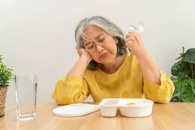 55岁公公带儿媳跑大货车，坦言只有懦弱的人，才会被生活打败图片