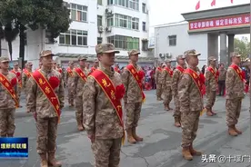 十堰各地新兵踏上军旅征程，追梦军营不负韶华图片
