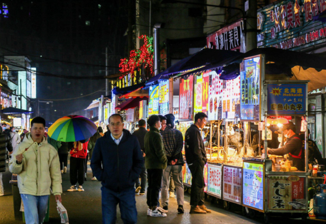俄罗斯姑娘来中国旅游，回国发文称：中国的晚上太精彩了，别出门