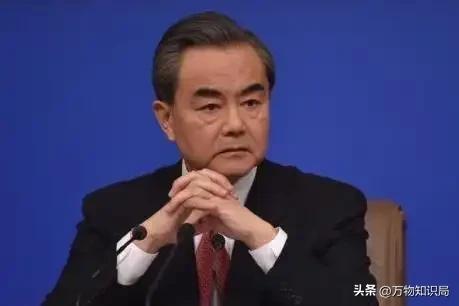 “外交男神”王毅年轻旧照，与妻子罕见同框，岳父曾是周总理秘书