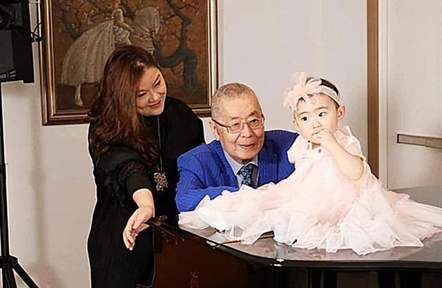 三婚娶小37岁徒弟，81岁生女，84岁生儿，如今住美国豪宅好不惬意