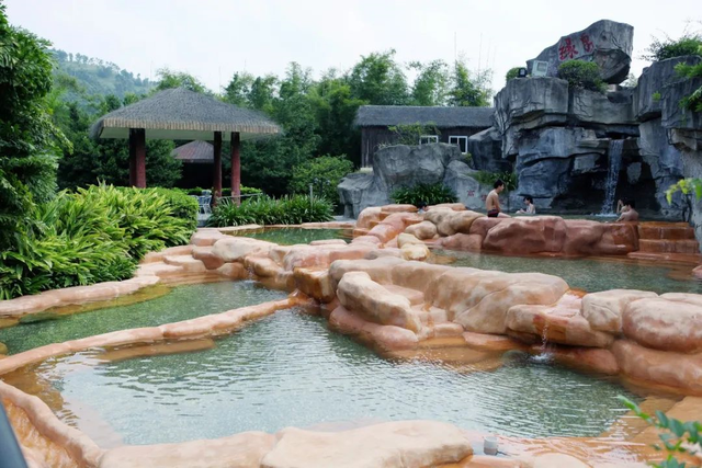 美如仙境！韶关这个地方迎来今年首场冰挂雾凇景观，秋冬来旅行，赏雪泡泉看红枫为你安排好了