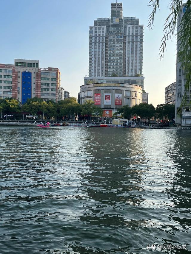 南昌八一公园，夏天的荷花太美了！