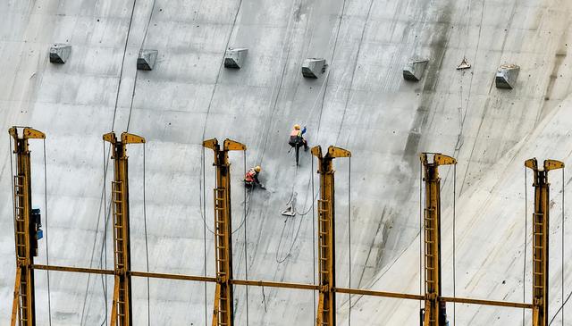 武隆：乌江白马航电枢纽二期围堰截流忙