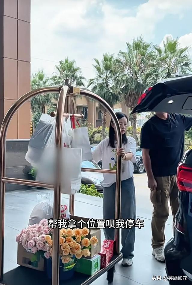 原以为金哥邀请村长是要共宿山间,却不知他们早把舒适搬去了酒店