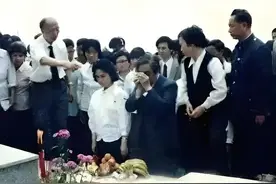 1989年，琼瑶回湖南祭祖，跪在爷爷墓前的留影，满脸悲伤！图片