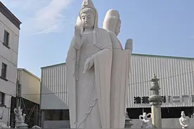 石雕观音菩萨的合十手势有何佛法寓意？图片