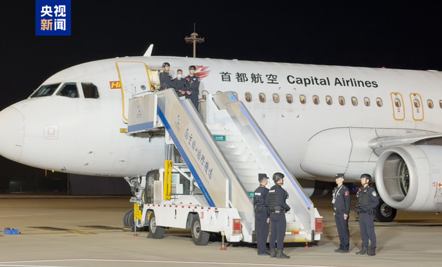 佘智江被押送上飞机，引渡回中国，涉案金额超27亿元，曾参与投资开发KK园区