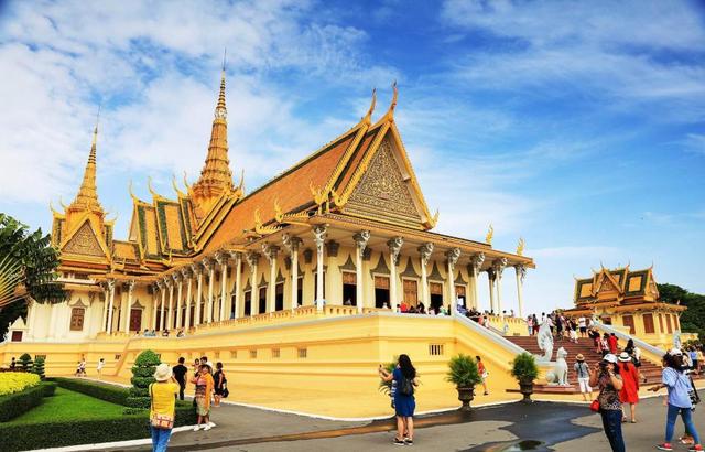 1800 万人春节出境游：不再死要面子！中国人的钱，全花这三件事上