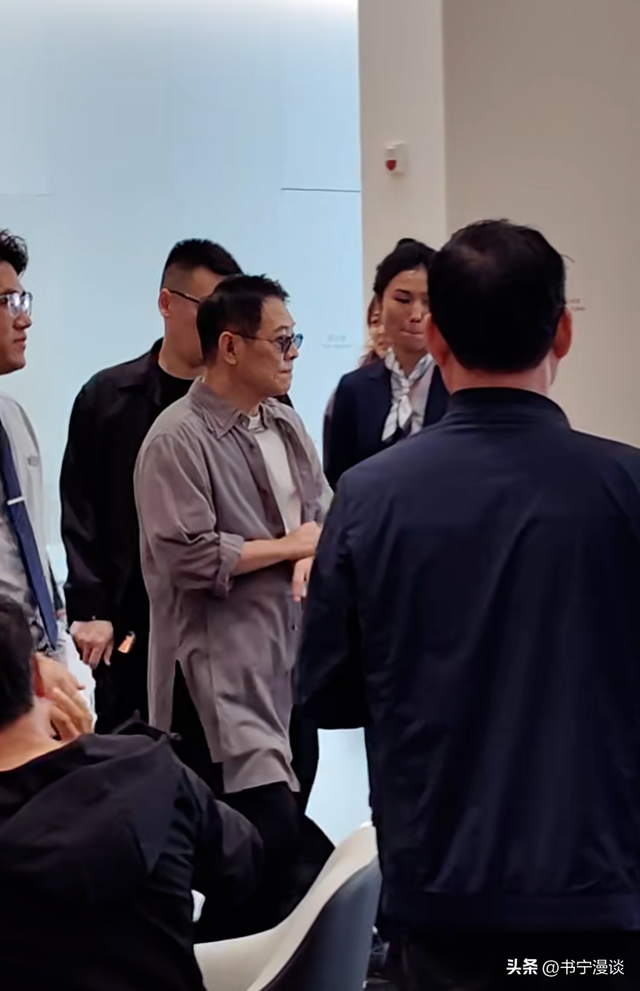 李连杰现身北京4S店，见人多瞬间脸垮不悦，抻脖瘪嘴好像老太太